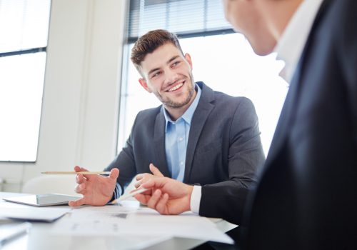 Geschäftsleute planen zusammen Geschäftsleute bei der Business Planung in Teamarbeit